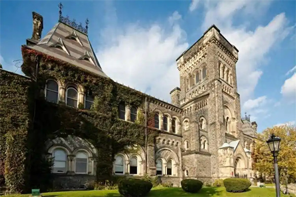 萨里大学在英国排名和世界排名怎么样