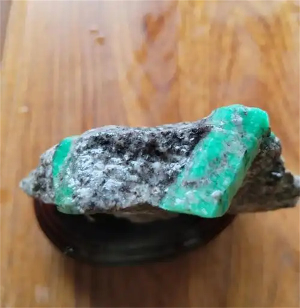 绿柱石值钱吗有什么寓意和象征